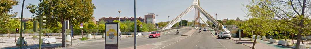 Un Mupi con publicidad en el puente de la Barqueta en Sevilla
